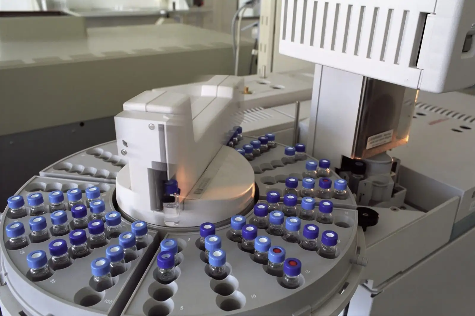 Viales de muestras en la bandeja de un cromatógrafo, el aparato que confirma un test de drogas en el laboratorio