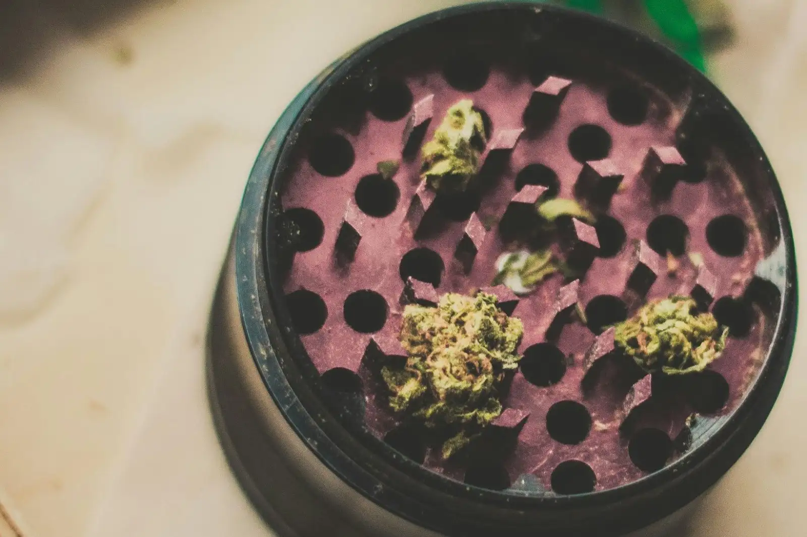 Los 4 mejores tipos de grinder para CBD en 2026: 2, 3, 4 piezas o eléctrico