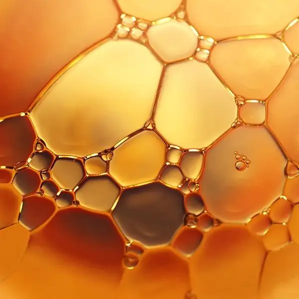 Primer plano macro de gotas de aceite dorado