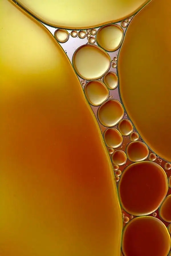 Primer plano macro de gotas de aceite dorado