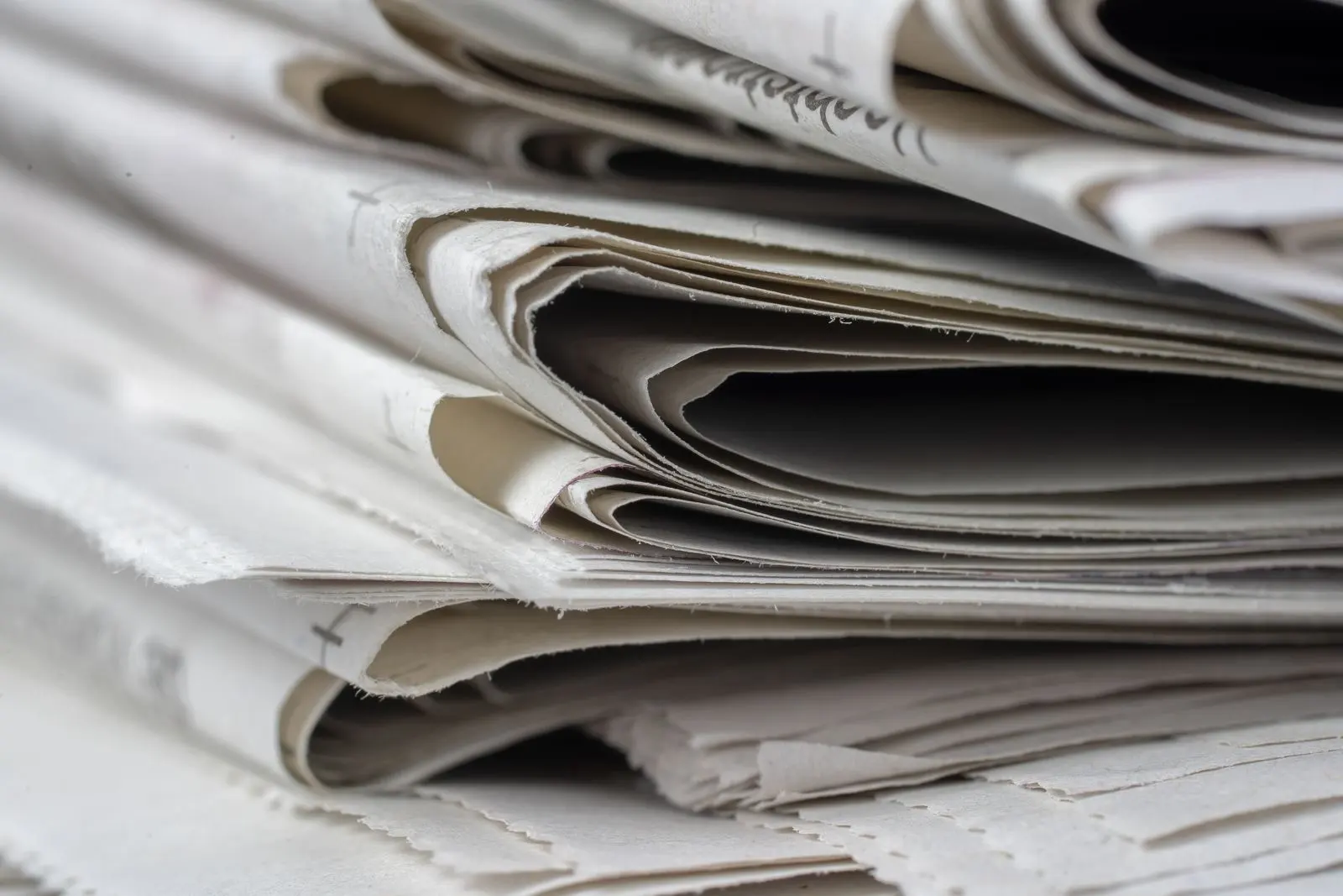 Pila de periódicos doblados en primer plano, imagen de la cobertura mediática de las marcas de famosos