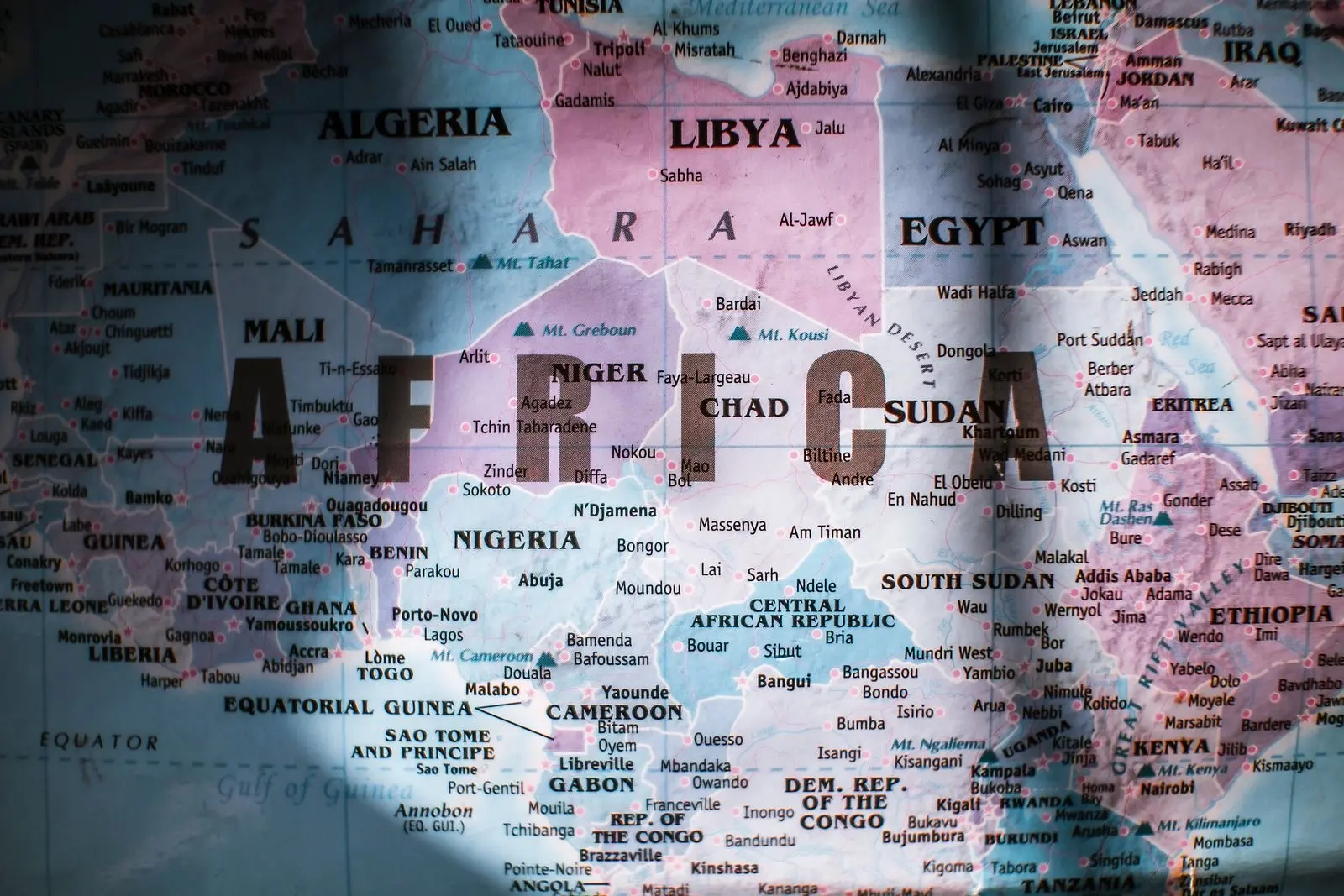 Primer plano de un mapa mural de África, centrado en Camerún, Gabón, Chad, la República Centroafricana y los dos Congos