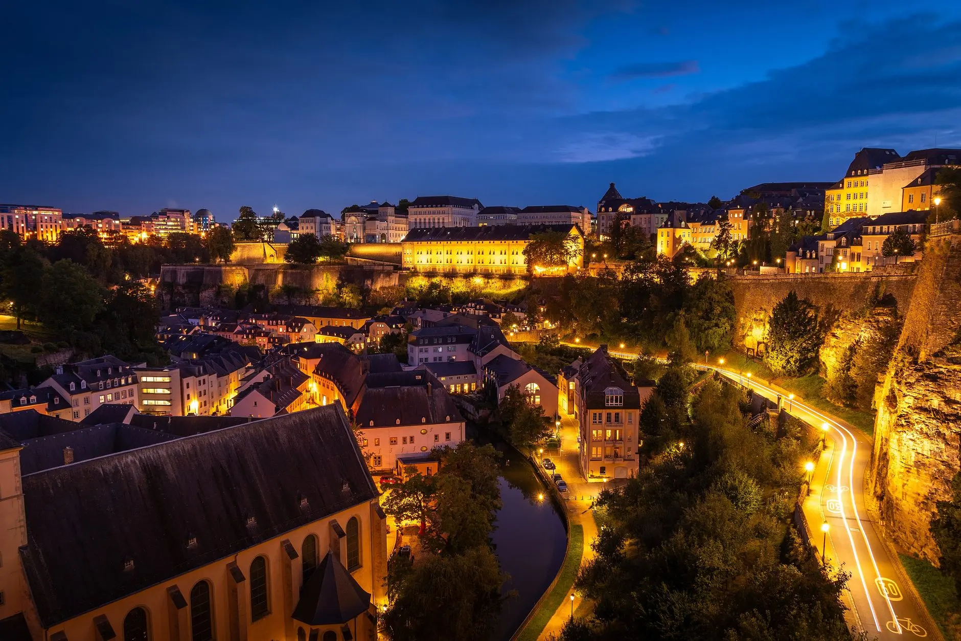 El barrio del Grund, en la ciudad de Luxemburgo, iluminado al caer la noche.