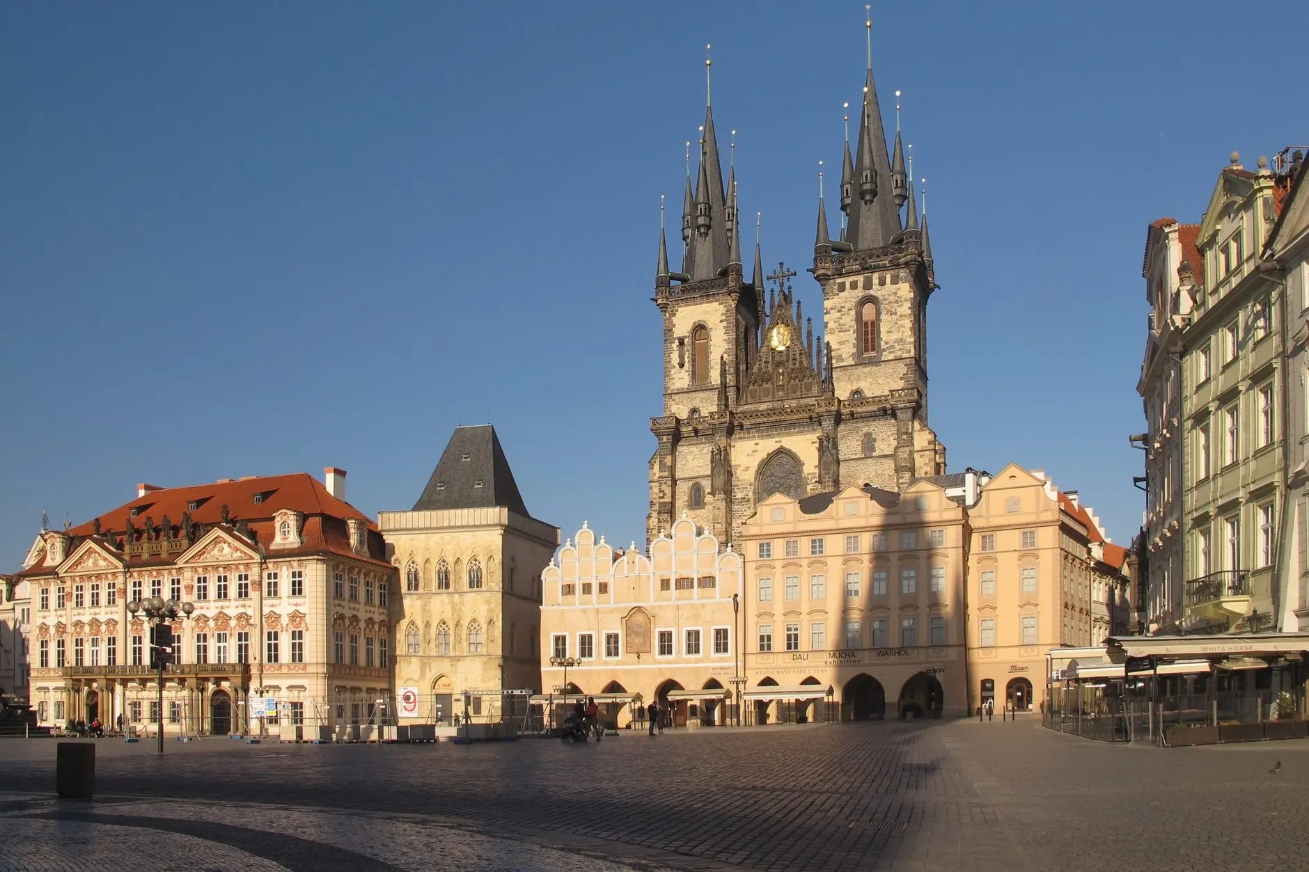 La plaza de la Ciudad Vieja de Praga y la iglesia de Nuestra Señora de Týn.