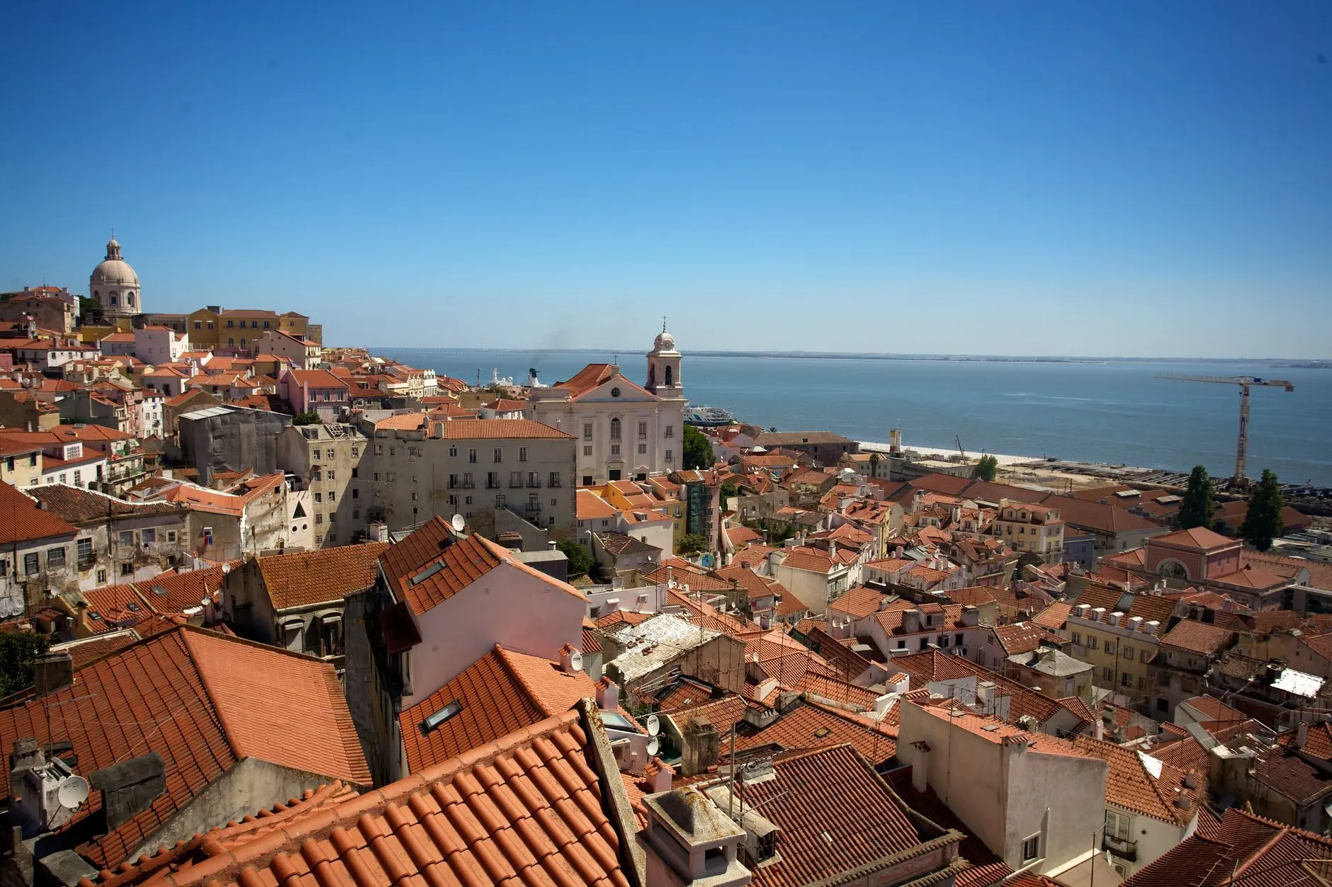 Tejados de Lisboa que bajan hacia el Tajo.