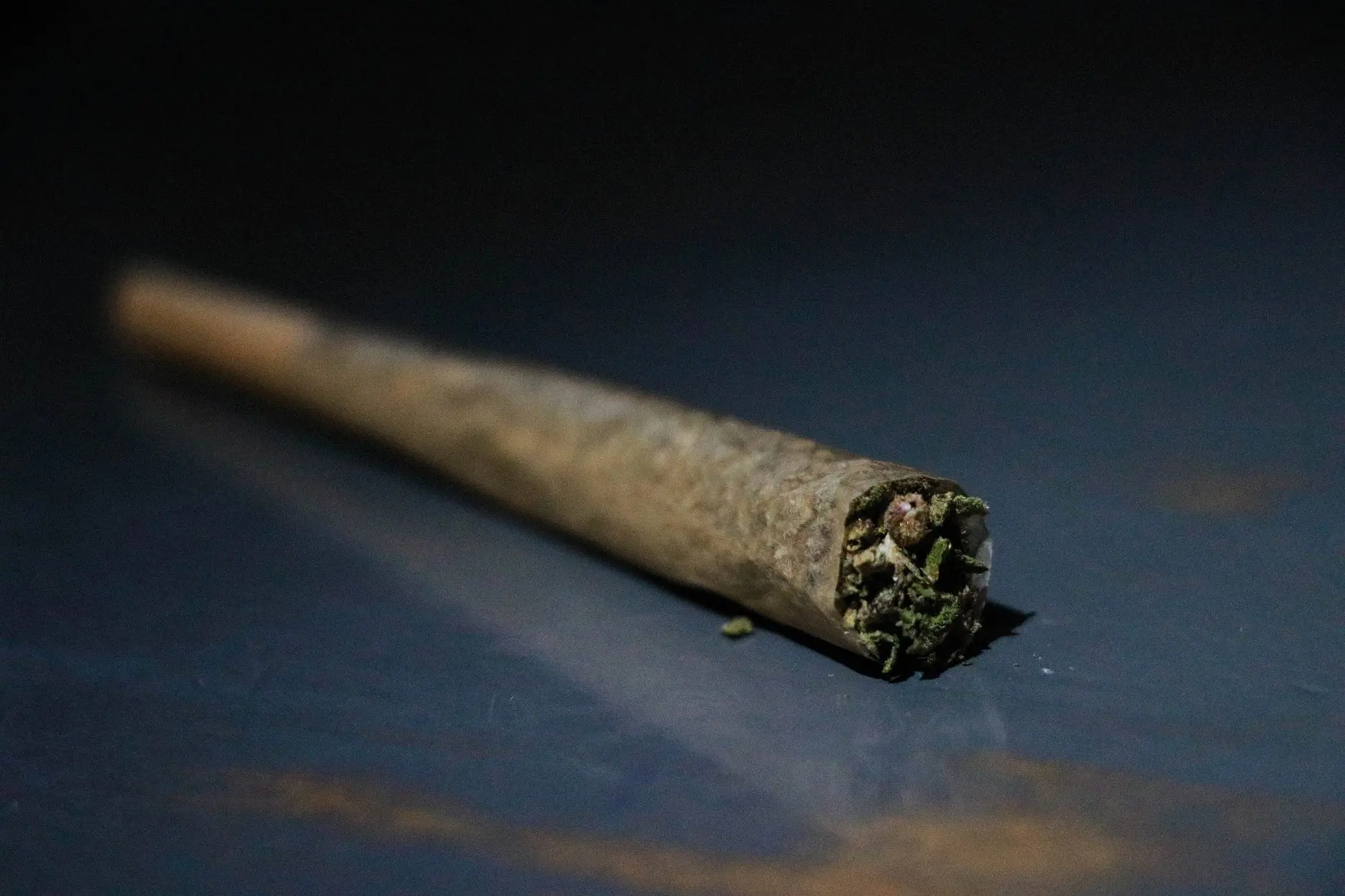 Porro liado sobre una superficie azul, en primer plano; foto de ilustración.