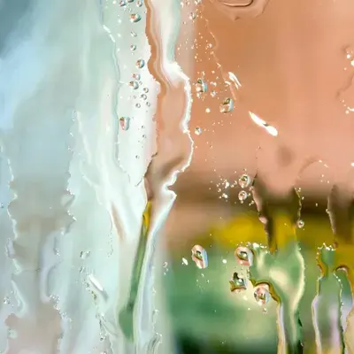Gotas de condensación sobre una pared de vidrio, reflejos pastel
