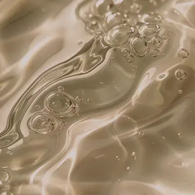 Macrofotografía de un gel ámbar, burbujas y reflejos