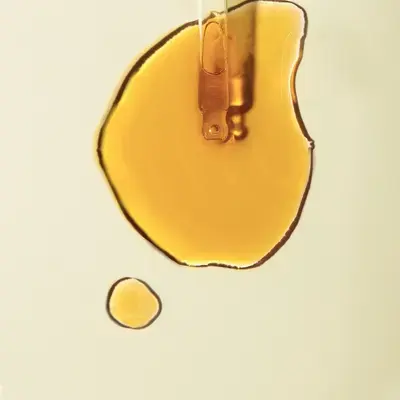 Gota de aceite ámbar depositada por una pipeta
