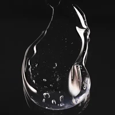 Gota de agua aislada sobre fondo negro