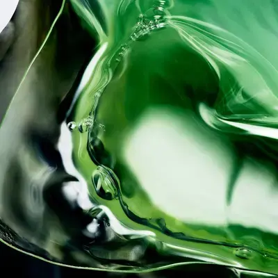 Vidrio verde fundido, reflejos líquidos