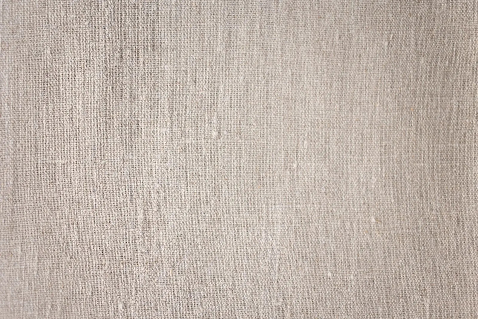 Primer plano de una tela cruda de fibra vegetal: a simple vista, nada distingue el cáñamo del lino