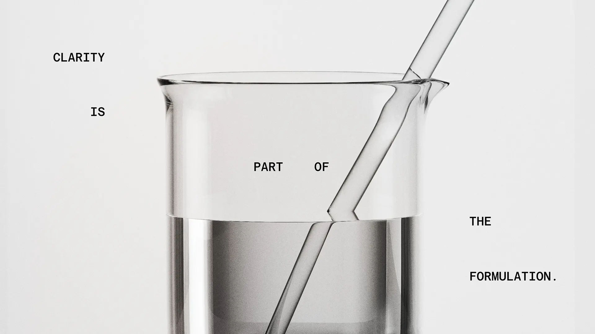 Bécher de laboratoire rempli d'un liquide clair, baguette de verre en biais - légende « Clarity is part of the formulation »