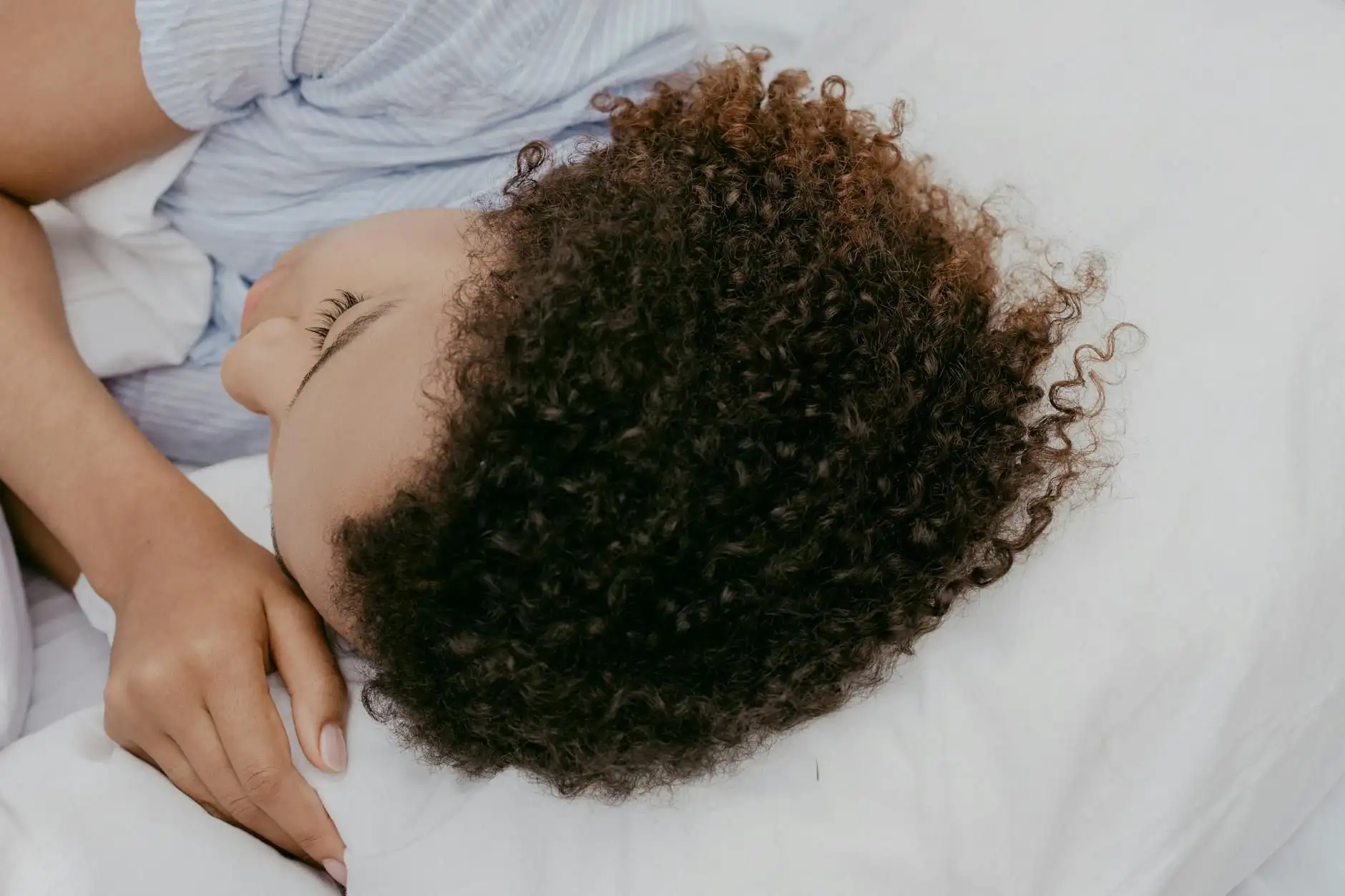 Dormir con dolor de espalda: posturas y consejos útiles