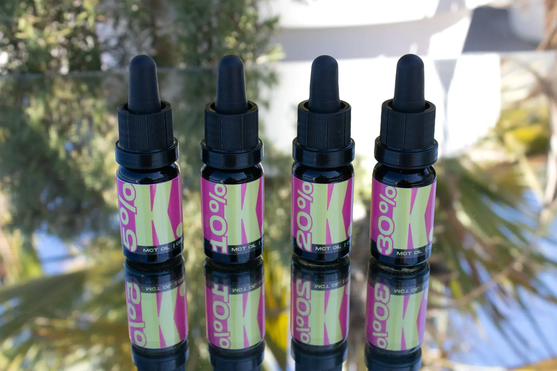 Unos frascos con cuentagotas y etiquetas de colores ilustran envases de CBD, sin representar una retirada concreta.